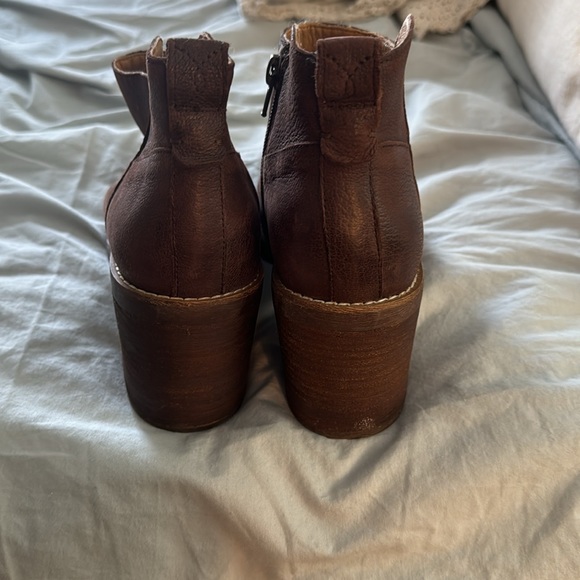 Crown Vintage short boots. Brown leather. Chunky Heel. 8.5 Almost New. - Picture 7 of 12